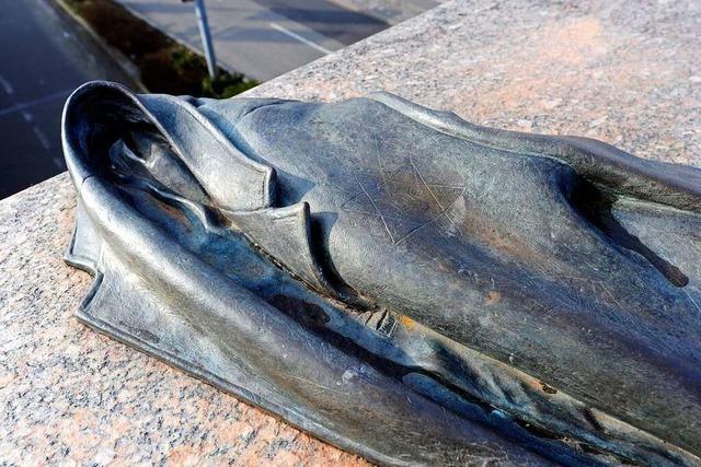 Denkmal für deportierte Juden auf der Freiburger Wiwili-Brücke beschädigt