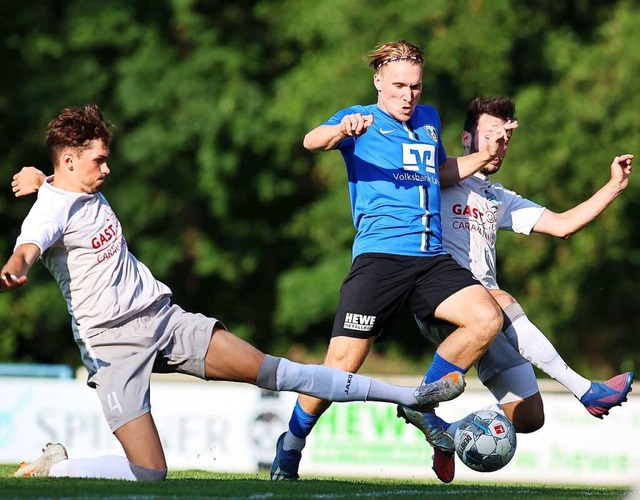 &#8222;Im Pokal etwas vorgenommen&#822...er SC Lahr um Konstantin Fries (Mitte)  | Foto: Peter Aukthun-Goermer