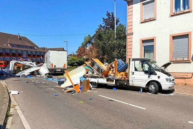 LKW kippt nach Streifung eines Wohnmobils in Ichenheim um