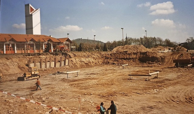 Eine Baugrube befindet sich 1997 an de... Schlauchturm der Feuerwehr zu sehen.   | Foto:  privat/Albert Gebhardt