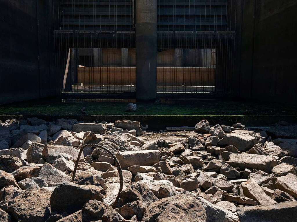 Niederlande: Die Schleusen der deutsch-niederlndischen Pumpstation an einem Seitenkanal der Waal sind vollstndig geffnet.