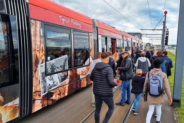 Mit der Straenbahn zum Heimspiel des SC Freiburg