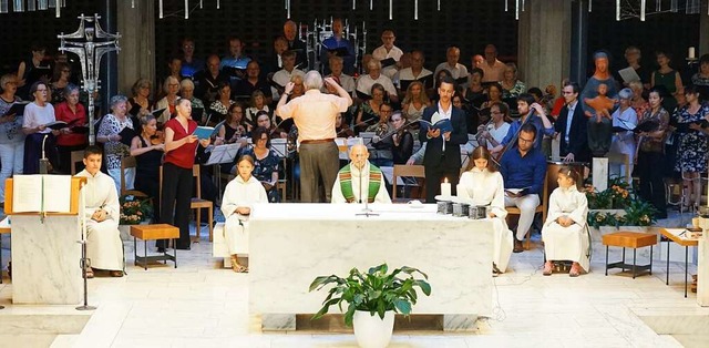 Der Kirchenchor von St. Peter und Paul...Untersttzung seinen letzten Auftritt.  | Foto: Berthold Krieger