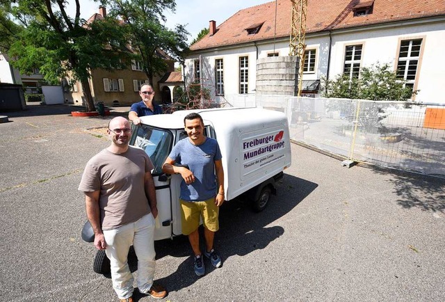 Wegen der Dacharbeiten an der Halle is...nter dem Fahrzeug) und Patrick Grober.  | Foto: Rita Eggstein