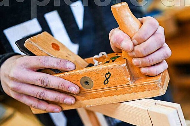 Das klassische Werkzeug des Schreiners: der Hobel.  | Foto: Uli Deck / Felix Kstle