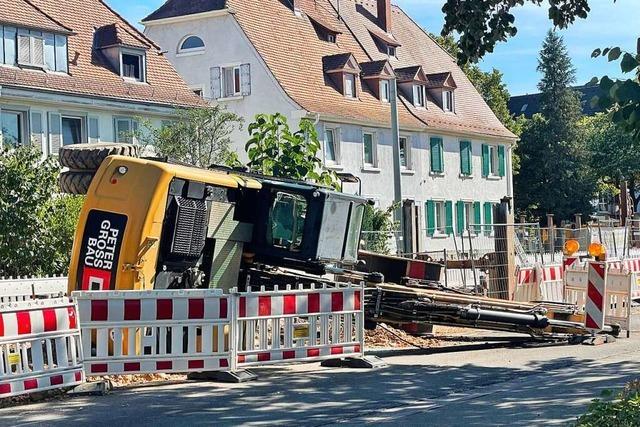 Bagger strzt in Baustelle in der Beurbarung um.