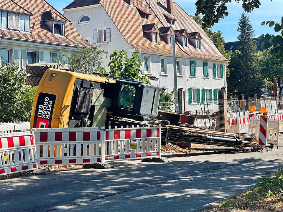 In einer Baustelle an der Friedhofstraße ist am Montag ein Bagger umgestürzt.  | Foto: Carolin Buchheim