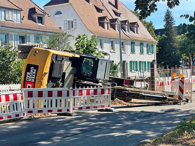 In einer Baustelle an der Friedhofstrae ist am Montag ein Bagger umgestrzt.  | Foto: Carolin Buchheim