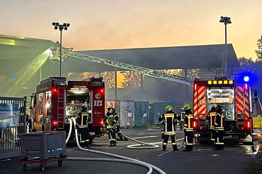 Löscharbeiten beim Großbrand in einem ...ld in Riegel am frühen Mittwochmorgen.  | Foto: Feuerwehr Endingen