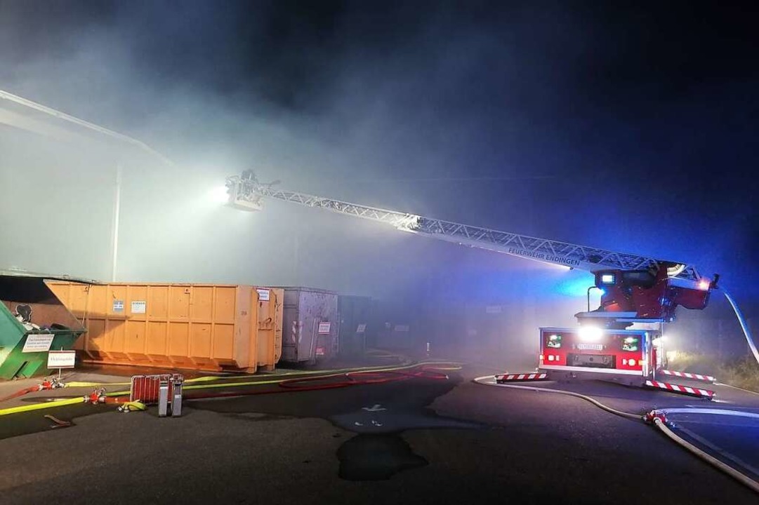 Löscharbeiten beim Großbrand in einem ...ld in Riegel am frühen Mittwochmorgen.  | Foto: Feuerwehr Endingen