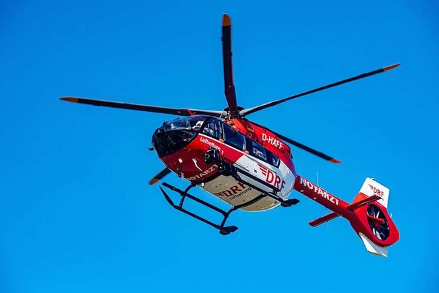 Der Helikopter brachte den Verletzten in eine Klinik.  | Foto: Stefan Sauer (dpa)