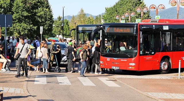 Die Bahn setzte nach Zugausfllen Busse ein.  | Foto: Roland Spether