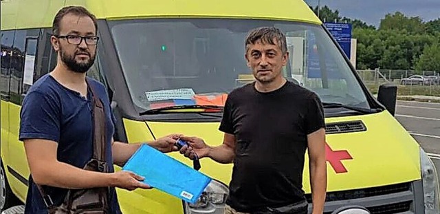 Georg Funk (links) bergab bereits ein...tungskrfte in Lemberg in der Ukraine.  | Foto: Privat