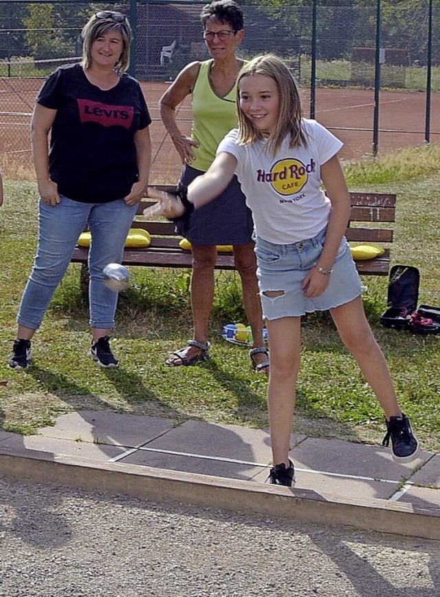 Ein Mdchen hat Spa beim Boule-Spiel in Hchenschwand.  | Foto: Stefan Pichler