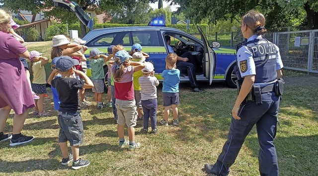 <BZ-FotoAnlauf>Kindergarten:</BZ-FotoA...er Polizisten erst die Ohren zuhalten.  | Foto: Stephany Bohn-Fiedler