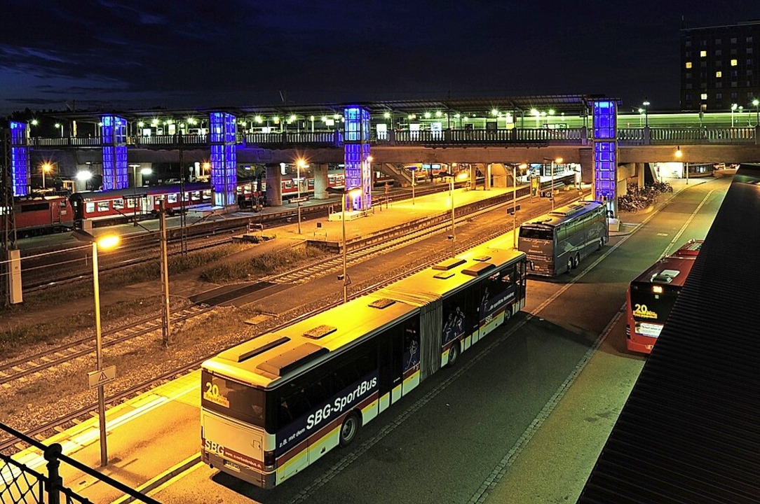 Nachts auf dem Freiburger Omnibusbahnhof  | Foto: Ingo Schneider