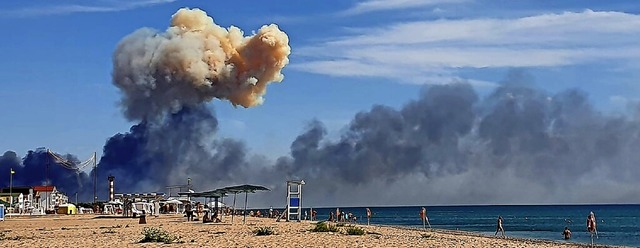 Rauchwolken ber dem Schwarzen Meer: D...rand von Saki &#8211; gut zu erkennen.  | Foto: Uncredited (dpa)