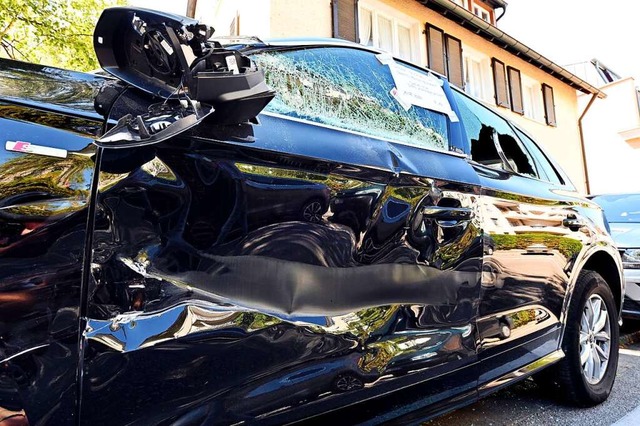 Ein Schwerlaster hat das parkende Auto einer Anwohnerin beim Rangieren erwischt.  | Foto: Thomas Kunz