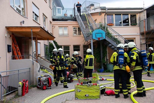 Das fr den Abriss vorgesehene alte Ge...ie Abteilungen der Feuerwehr Mllheim.  | Foto: Volker Mnch