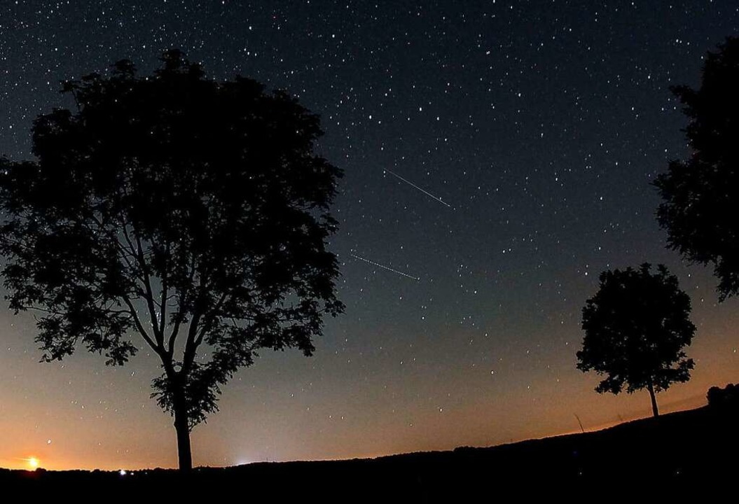 Die Sternschnuppen der Perseiden könne...ann man sie auf dem Land besser sehen.  | Foto: Oliver Berg (dpa)
