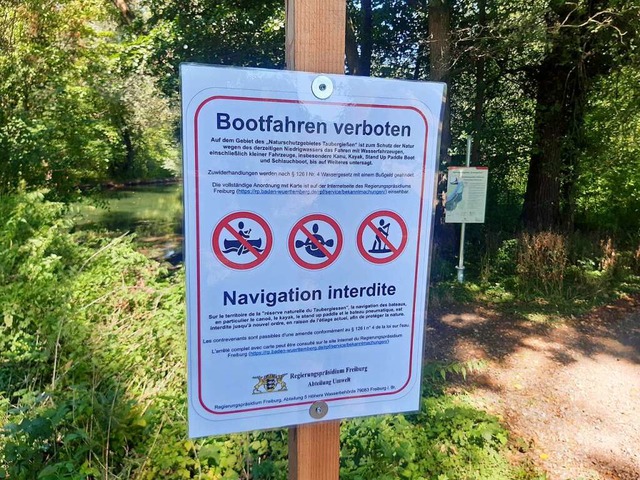 Schilder weisen in den Naturschutzgebi... Elzwiesen auf das Bootfahrverbot hin.  | Foto: Regierungsprsidium Freiburg
