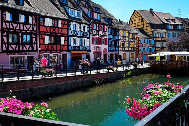 Die Stadt Colmar im Elsass ist bekannt fr ihren Blumenschmuck in der Altstadt.  | Foto: Sepp Spiegl (imago images)