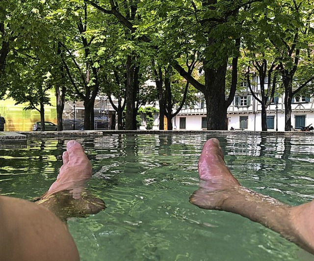 Mit den Beinen im Brunnen  | Foto: Ulrich Zellmann