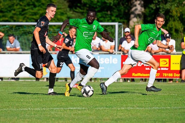 Laufduell vor 1200 Zuschauern in Allme...nks) beim Pokalspiel in Donaueschingen  | Foto: Wolfgang Scheu