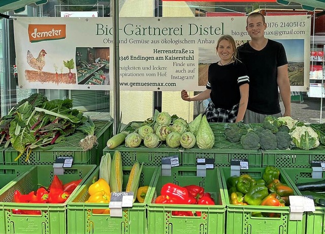 Anna Schmitz und Maximilian Gehri aus ...auf dem Wochenmarkt in St. Blasien an.  | Foto: Bernd Ruderisch