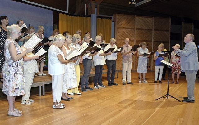 Markus Sss, diesjhriger Leiter der i...es Gastes auch einmal die Chorleitung.  | Foto: Stefan Pichler