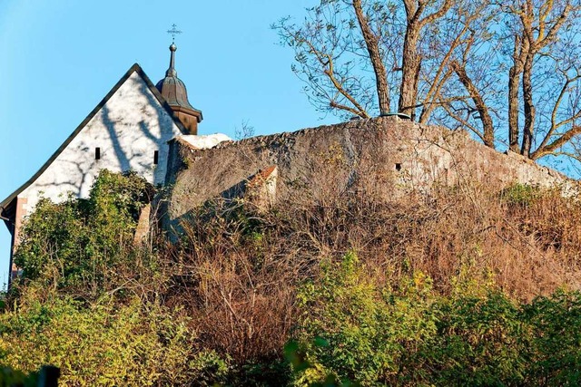 Bei der Michaelskapelle in Riegel steh...ierungsarbeiten an den Sttzmauern an.  | Foto: Martin Wendel