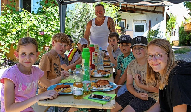 Pltzlich wurde es ganz leise, als das Essen auf den Tisch kam.  | Foto: Daniel Hengst