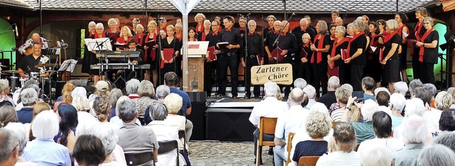 Die Zartener Chre begeisterten und sa...it dem Publikum im Talvogtei-Innenhof.  | Foto: EDV Thomann