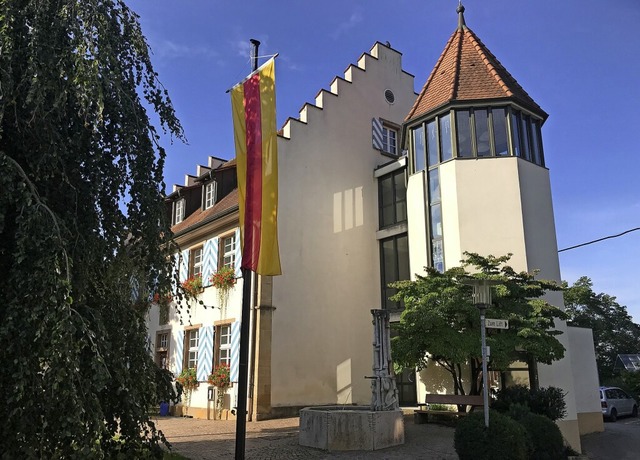 Der Treppenturm des Rathauses, im Volk...8220; genannt, soll dem Anbau weichen.  | Foto: Jutta Schtz