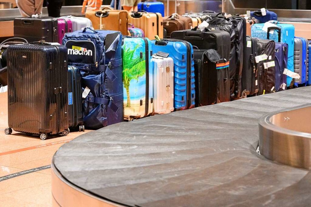 Zu viel Gepäck für die Flughäfen &#8211; ein häufiges Bild in diesem Sommer  | Foto: Jonas Walzberg (dpa)