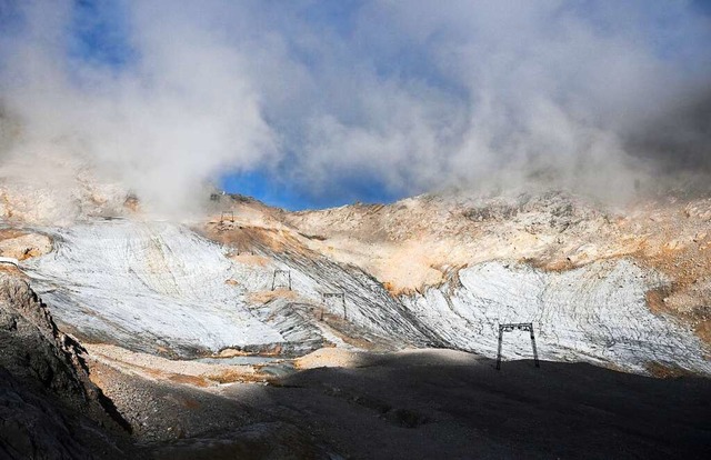 Blankeis und Schneereste sind am Blaueisgletscher bei Bechtesgarden zu sehen.  | Foto: Angelika Warmuth (dpa)