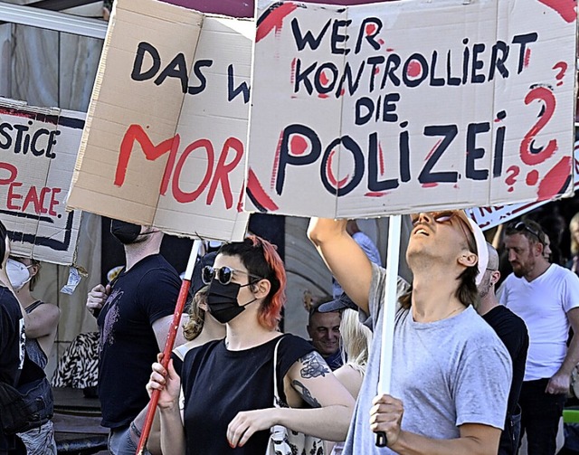 Demonstration gegen das Vorgehen der Polizei  | Foto: Roberto Pfeil (dpa)