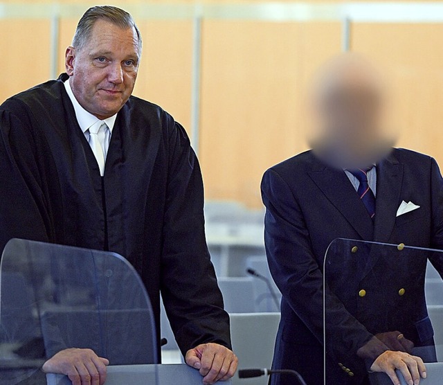Der Angeklagte (rechts) mit seinem Verteidiger  | Foto: Federico Gambarini (dpa)