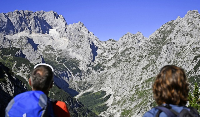 Wanderer betrachten das Blankeis und d...llentalferner unterhalb der Zugspitze.  | Foto: Angelika Warmuth (dpa)