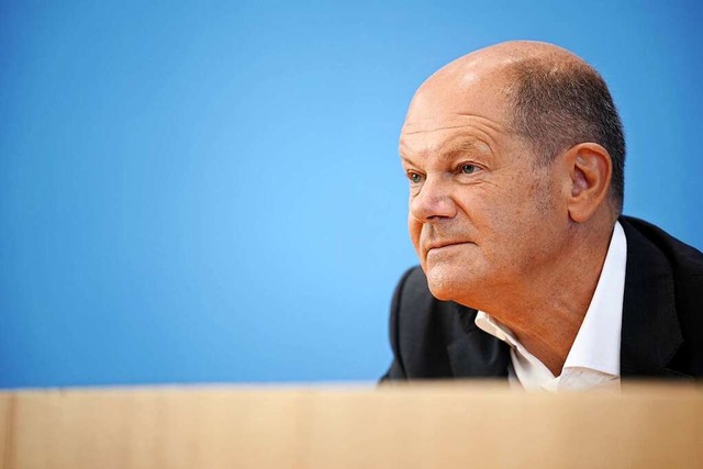 Bundeskanzler Olaf Scholz (SPD) whren...ber Themen der Innen-und Auenpolitik  | Foto: Kay Nietfeld (dpa)