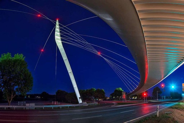 Der Pylon der Ortenaubrcke und die B-3-Brcke werden nicht mehr angestrahlt.  | Foto: Peter  Wochnig