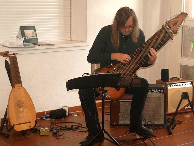 Wolfgang Daiss wird mit seinem Gitarre...er die Besucher in seinen Bann ziehen.  | Foto: Karin Stckl-Steinebrunner