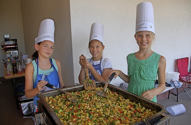 Die Kinder grillen Gemse.   | Foto: Petra Wunderle