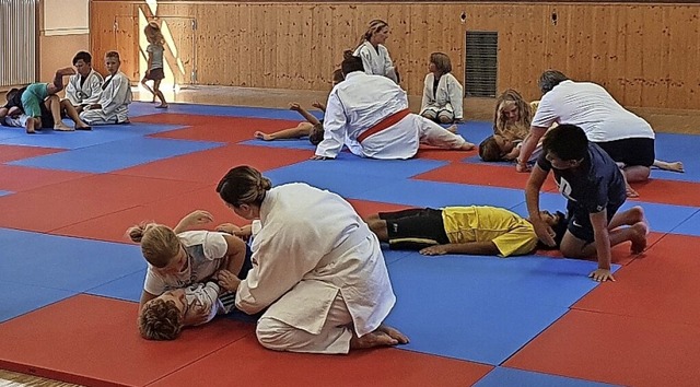 Die Kampfsportart Judo und deren Werte...lten Halle den interessierten Kindern.  | Foto: Jugendpflege Stadt Kenzingen