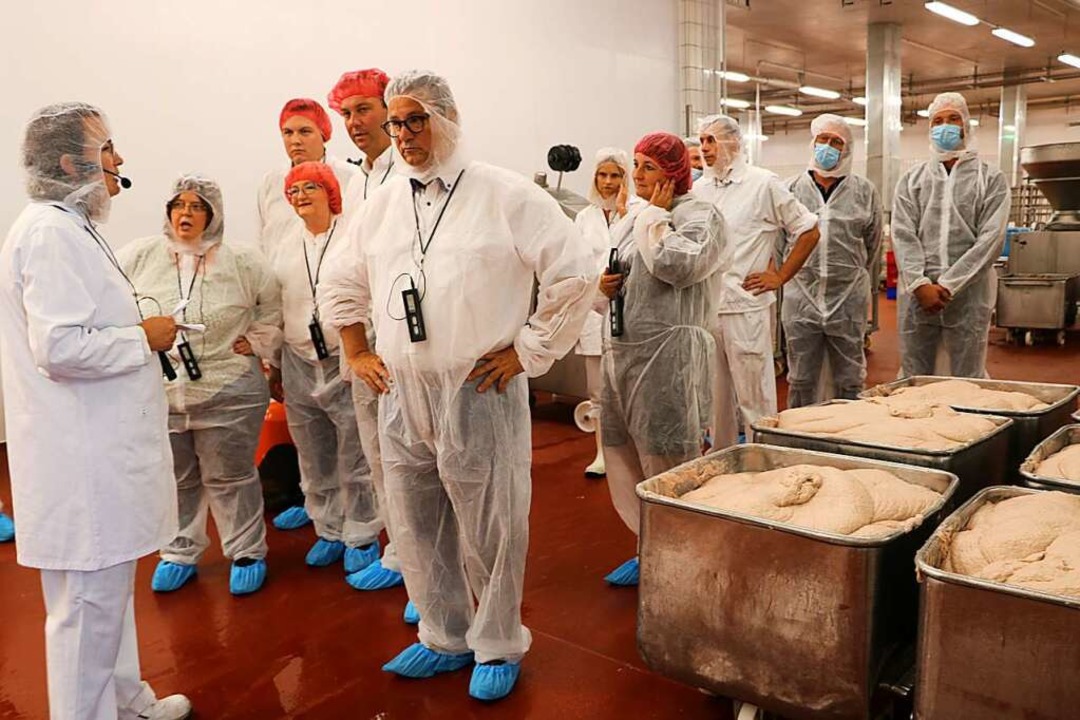 Marie-Luise Adler (links) führt Minist...oduktionsräume der Fleischwarenfabrik.  | Foto: Martha Weishaar