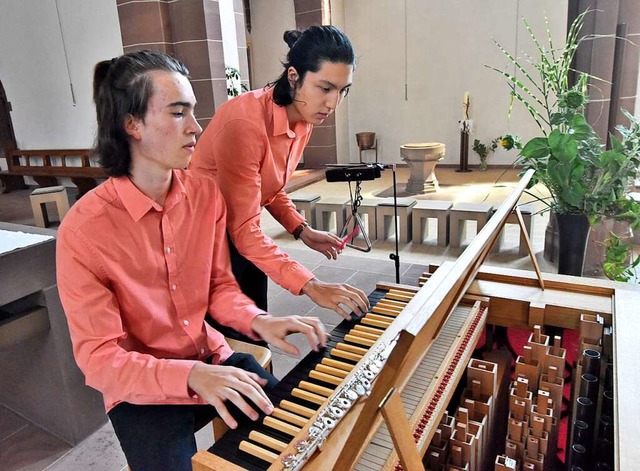 Felix Miller (links) und David Galatsk...istliche Abendmusik in St. Bonifatius.  | Foto: Markus Zimmermann