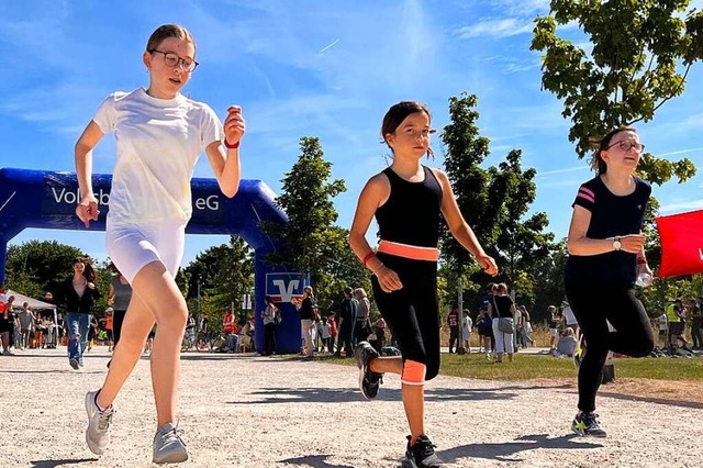 Etwa 1000 Schlerinnen und Schler liefen fr den guten Zweck.  | Foto: Annika Vogelbacher