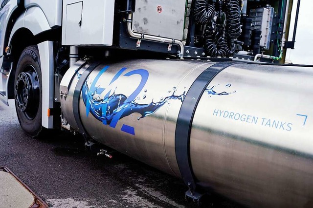 Die Aufschrift auf dem Tank eines Last...ss hier mit Wasserstoff gefahren wird.  | Foto: Uwe Anspach/picture alliance/dpa