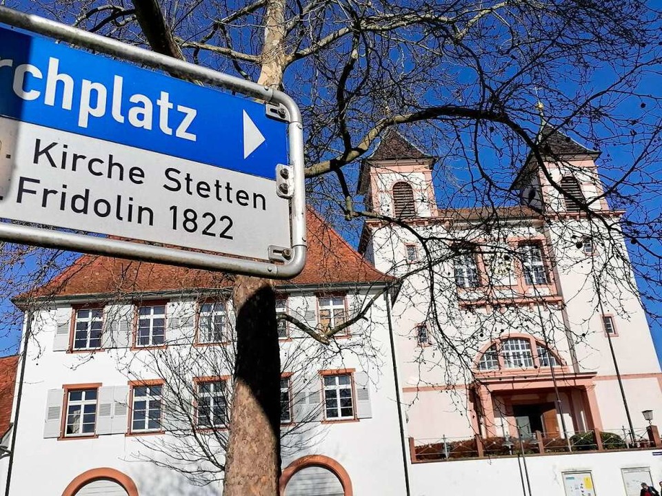 Das Straßenschild am Kirchplatz gibt a...its 1758/59 erbaute barocke Pfarrhaus.  | Foto: Daniel Gramespacher