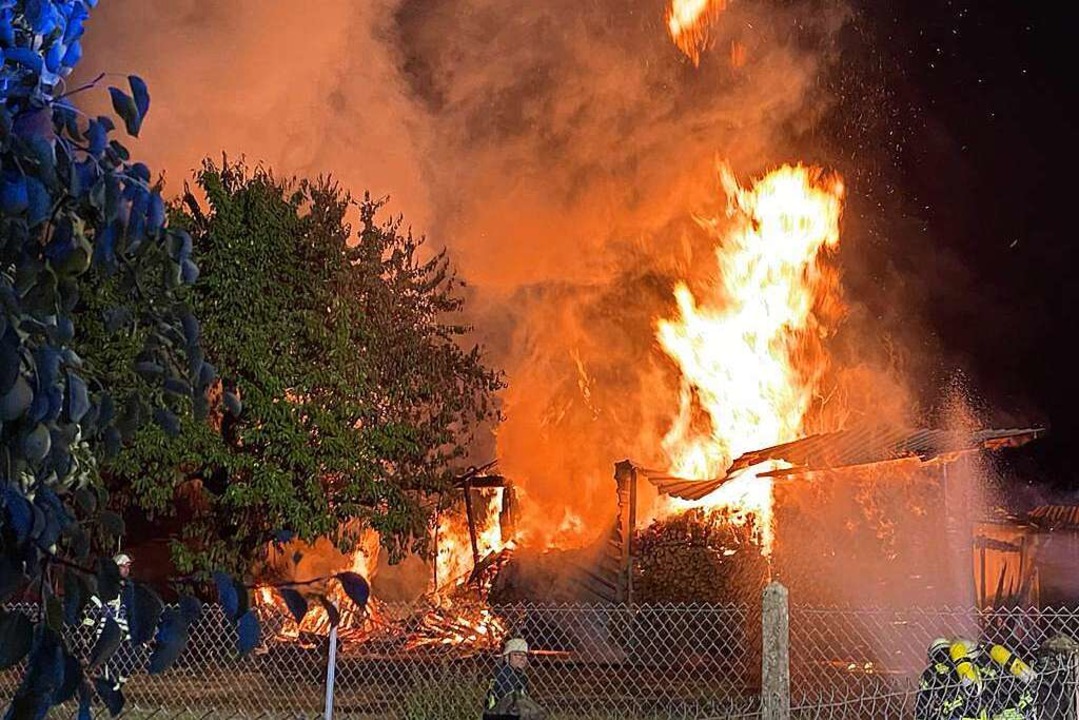 In Grafenhausen hat ein Holzstapel gebrannt.  | Foto: Rudi Rest /Feuerwehr